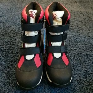 Boy's size 6 Kamik snow boots